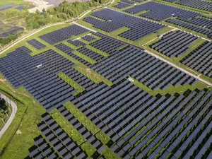 Wereldwijd recordaantal investeringen in zonneparken met batterijen, China verliest zijn dominantie