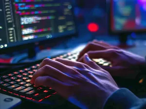 Onderzoekers waarschuwen exploitanten van wind- en zonneparken, startknop en stopknop zomaar op internet te vinden