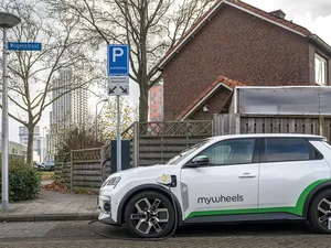 Kamer wil eerlijkere energiebelasting voor elektrische deelauto’s om rijdende buurtbatterij als dienst haalbaar te maken