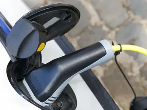 Werkgevers gaan betalen voor fossiele auto van de zaak, wel 4 versoepelingen voor pseudo-eindheffing