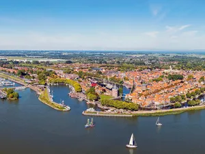 Zonnepanelen nu ook toegestaan op historische gevels in Enkhuizen, versoepeld beleid geeft installateurs meer mogelijkheden