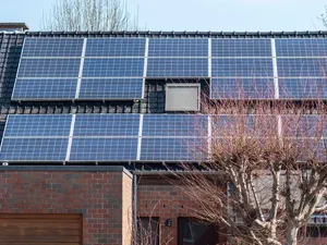 Vlaanderen wil productie zonnepanelen terugschroeven om uitvallende omvormers, bezwaren bij energieregulator
