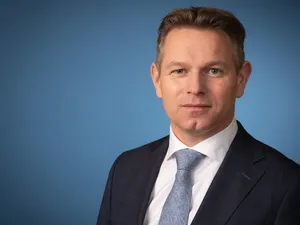 Staatssecretaris De Bat verdedigt energietransitie in Kamer terwijl netcongestie zich naar Brabant en Noord-Holland verspreidt