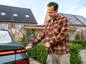 Elektrische auto blijft 1.350 euro per jaar goedkoper dan benzine, maar alleen bij slim laden
