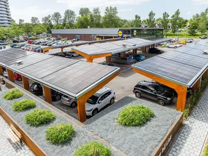 Lidl opent supermarkt van de toekomst met zonnecarports en zonnepanelen aan gevels