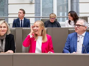 Vlaanderen onderzoekt inzet stekkerbatterijen en -zonnepanelen tegen energiearmoede
