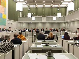 Salderingsregeling zonnepanelen stopt definitief in 2027 na groen licht Eerste Kamer