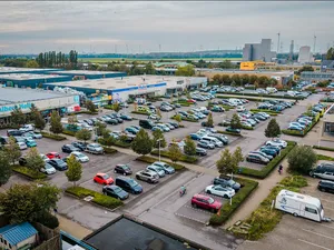 Provincie Antwerpen onderzoekt zonnecarports als alternatief voor grondgebonden zonneparken in de open ruimte