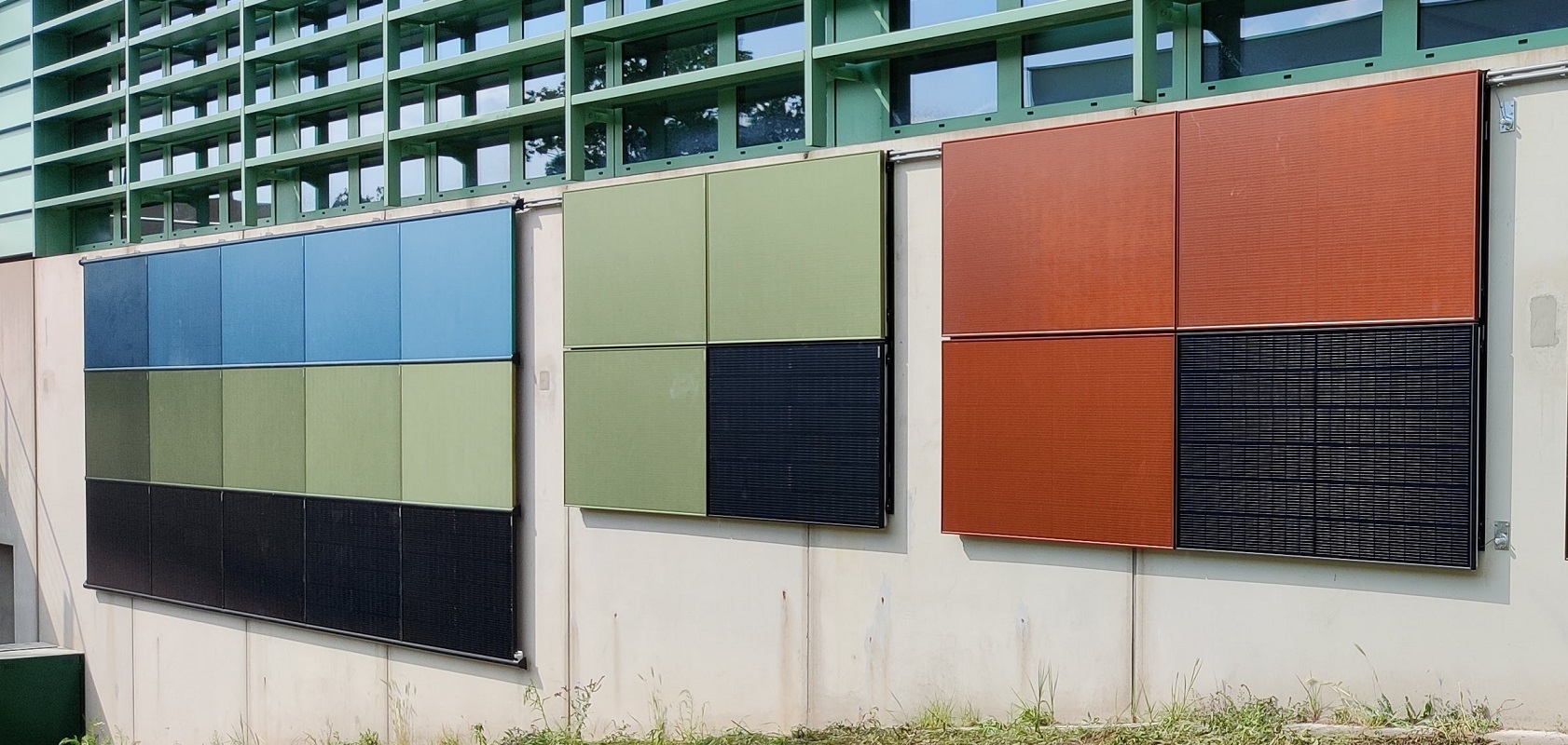 herfst Eigen Gebruikelijk Solar Magazine - Proef Soluxa met gekleurde zonnepanelen aan gevel  universiteit Nijmegen van start