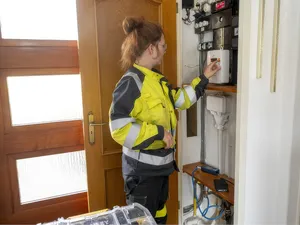 Honderdduizenden Nederlanders betalen jaarlijks ruim 1.400 euro te veel voor hun stroomaansluiting