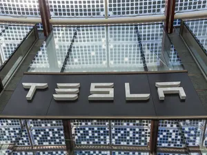 Tesla breekt records met verkoop elektrische auto’s en batterijen