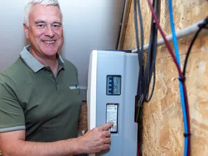 Ongeregistreerde thuisbatterij kan consument later geld kosten: ‘Stekkerbatterij grootste risico’