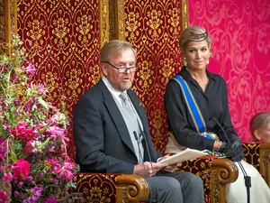 Stroomnet hoog op agenda in Troonrede, koning noemt vasthouden aan fossiele economie ‘geen slimme zet’