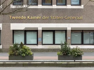 Tweede Kamer wil begrijpen waarom uitrol zonnepanelen op daken stagneert, rondetafelgesprek op verzoek D66