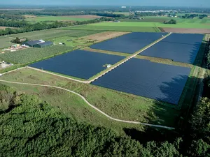 Vattenfall opent zonnepark Goirle met 26.000 zonnepanelen en een publiek groenpark
