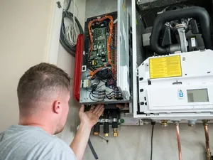 ‘Warmtepomp past vaak op 1-faseaansluiting, verbied thuisbatterij bij gasaansluiting’