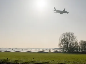7 stappen moeten zonneparken bij luchthavens veilig maken