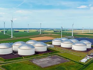 Onderhoudsmarkt voor zonneparken explodeert wereldwijd: recordgroei en keiharde consolidatie onder aanbieders