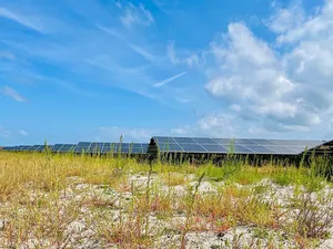 Batterij op Strandeiland Amsterdam verbindt zonnepark van energiecoöperatie met buurtbewoners